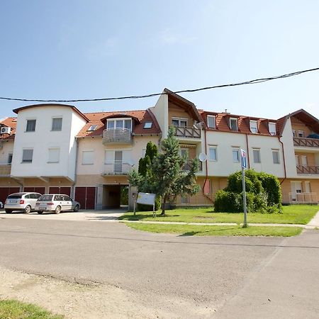 Zoli Apartmanok-Timi Koelcsey 34-36 Hajdúszoboszló Exteriör bild