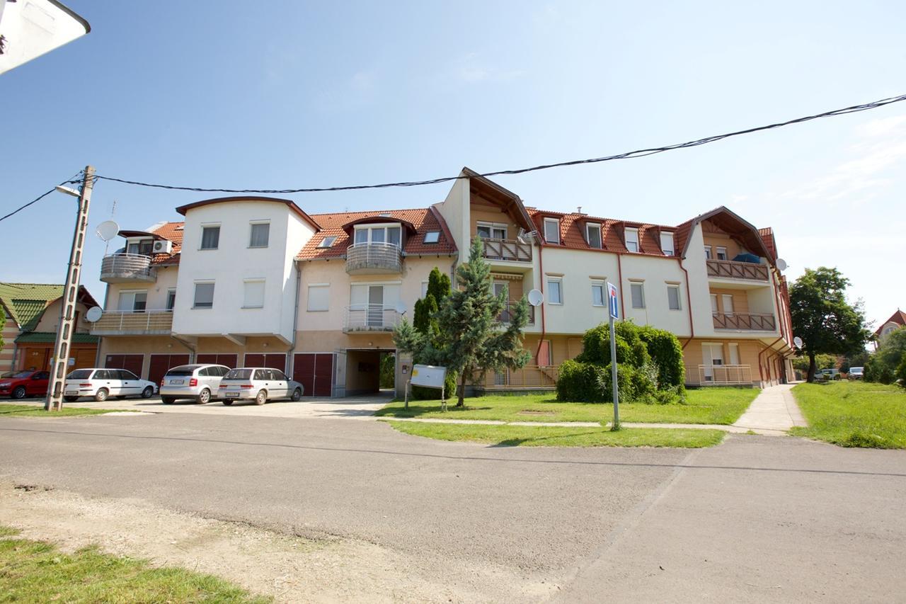 Zoli Apartmanok-Timi Koelcsey 34-36 Hajdúszoboszló Exteriör bild