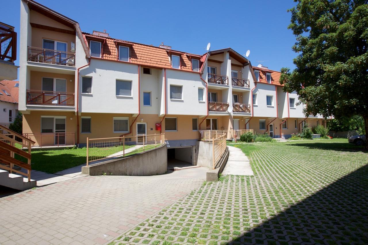 Zoli Apartmanok-Timi Koelcsey 34-36 Hajdúszoboszló Exteriör bild